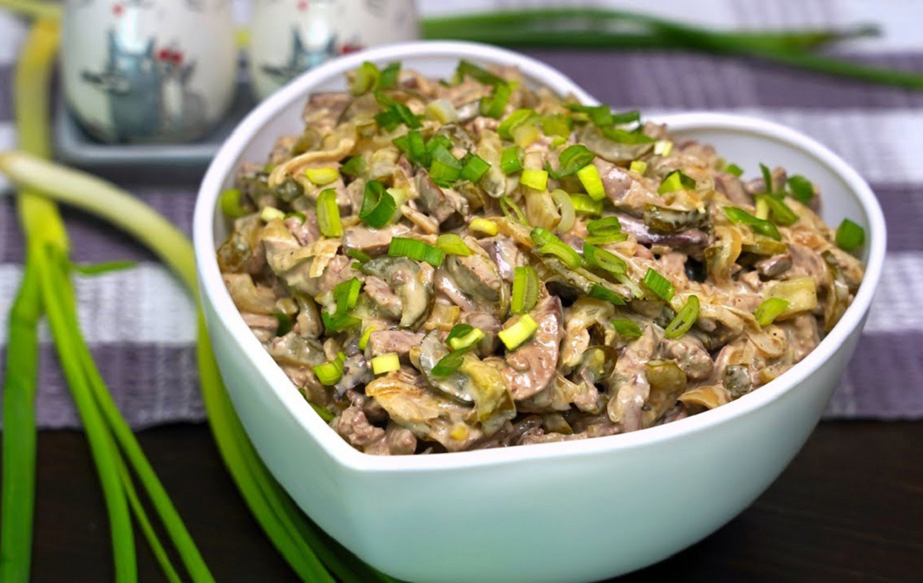 Оладьи, салат и торт: 4 рецепта блюд с печенью для обеда или ужина